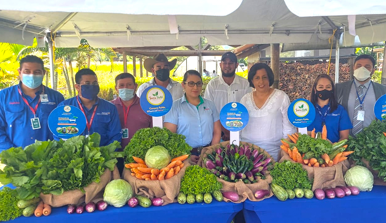 Walmart y Zamorano se unen para fortalecer a productores agrícolas locales